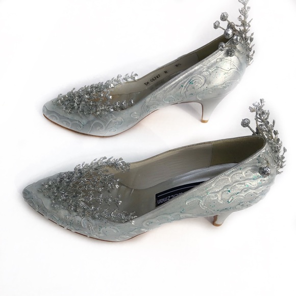 Stuart Weitzman Shoes - Sold Stuart Weitzman size 8.5 handmade Design
